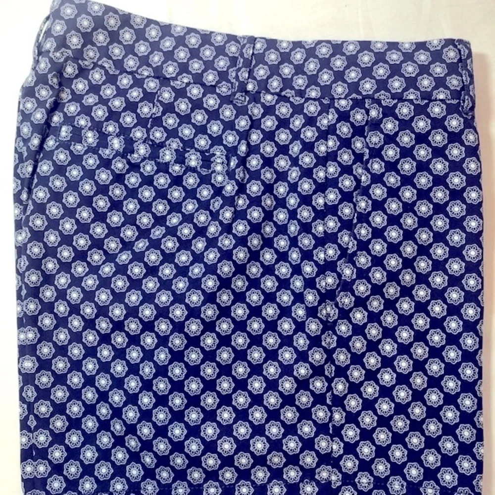 Banana Republic Navy White Floral Printed 5” inseam Shorts Women’s size 6 NWOT